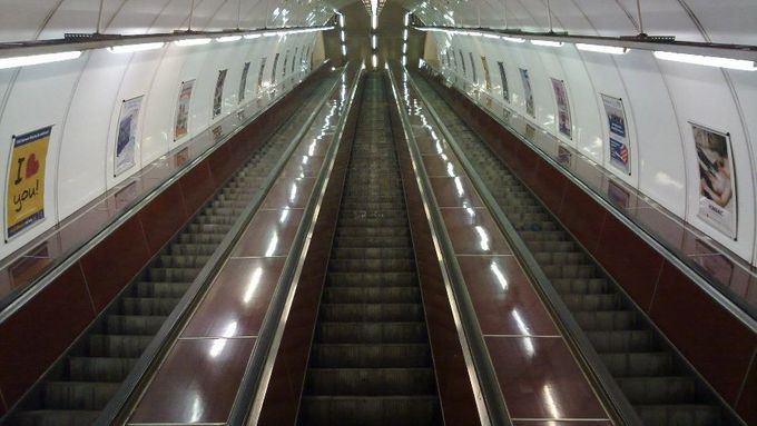 25 stanic pražského metra neumožňuje pohybově postiženým samostatný vstup.