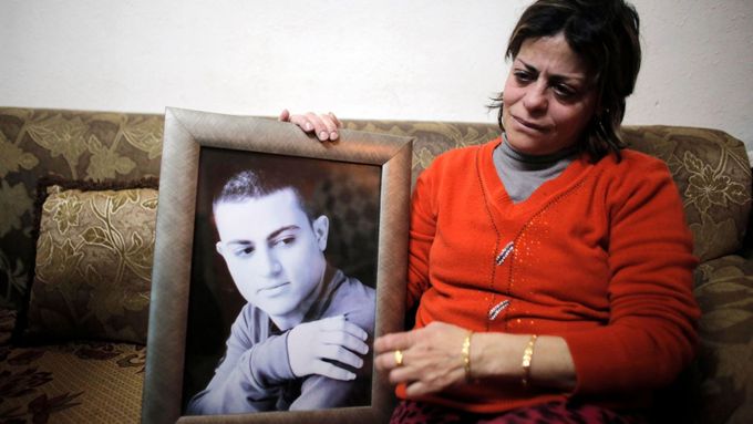 Matka zajatého Muhammada Musaláma se snímkem svého syna (foto z 12. února 2015.)
