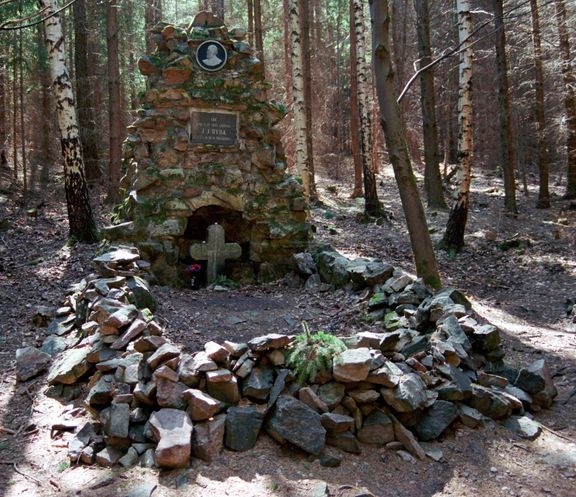 Mohyla v lese u obce Voltuš stojí na místě, kde byl nalezen mrtev skladatel Jan Jakub Ryba.