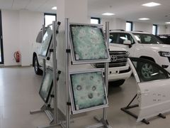 Tvrzená skla si v Přelouči také sami vyrábějí a dodávají je i jiným firmám, které se specializují na výrobu obrněných aut.