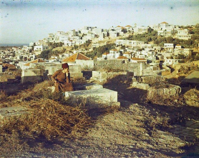 Pohled na horní město v Tripoli z muslimského hřbitova. Libie, rok 1921