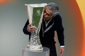 Rozhodly zkušenosti, Rudí ďáblové nedali Ajaxu šanci. Mourinhovu další trofej oslaví i Zlín