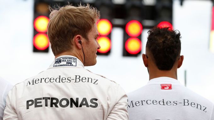I když vyhrál první čtyři Velké ceny sezony, dívá se teď Nico Rosberg (vlevo) ve výsledkové listině Lewisu Hamiltonovi na záda.