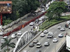Pohled shora na procesí mnichů pochodující ulicemi Rangúnu