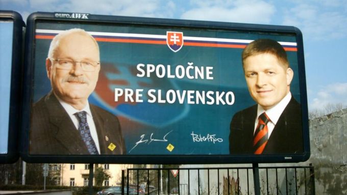 Volební billboard s portréty slovenského prezidenta Ivana Gašparoviče a premiéra Roberta Fica
