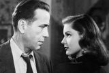 Další setkání Bogarta a Bacallové následovalo v kultovním Hlubokém spánku z roku 1946. Setkání s Bogartem prý nebyla láska na první pohled, ale vydržela až do hercovy smrti v roce 1957.