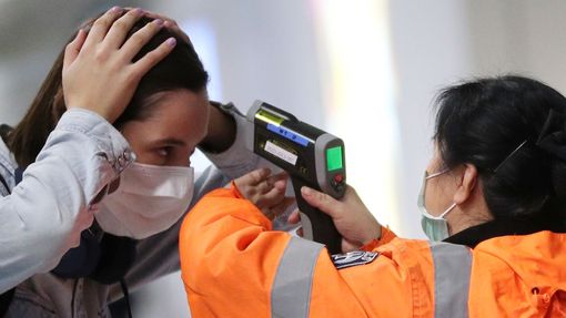 Kontrola tělesné teploty cestujících, kteří přiletěli do Hongkongu. (6. února 2020)