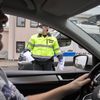 Koronavir - hraniční kontrola s Rakouskem, celníci, hasiči, měření teploty, maska, řidiči