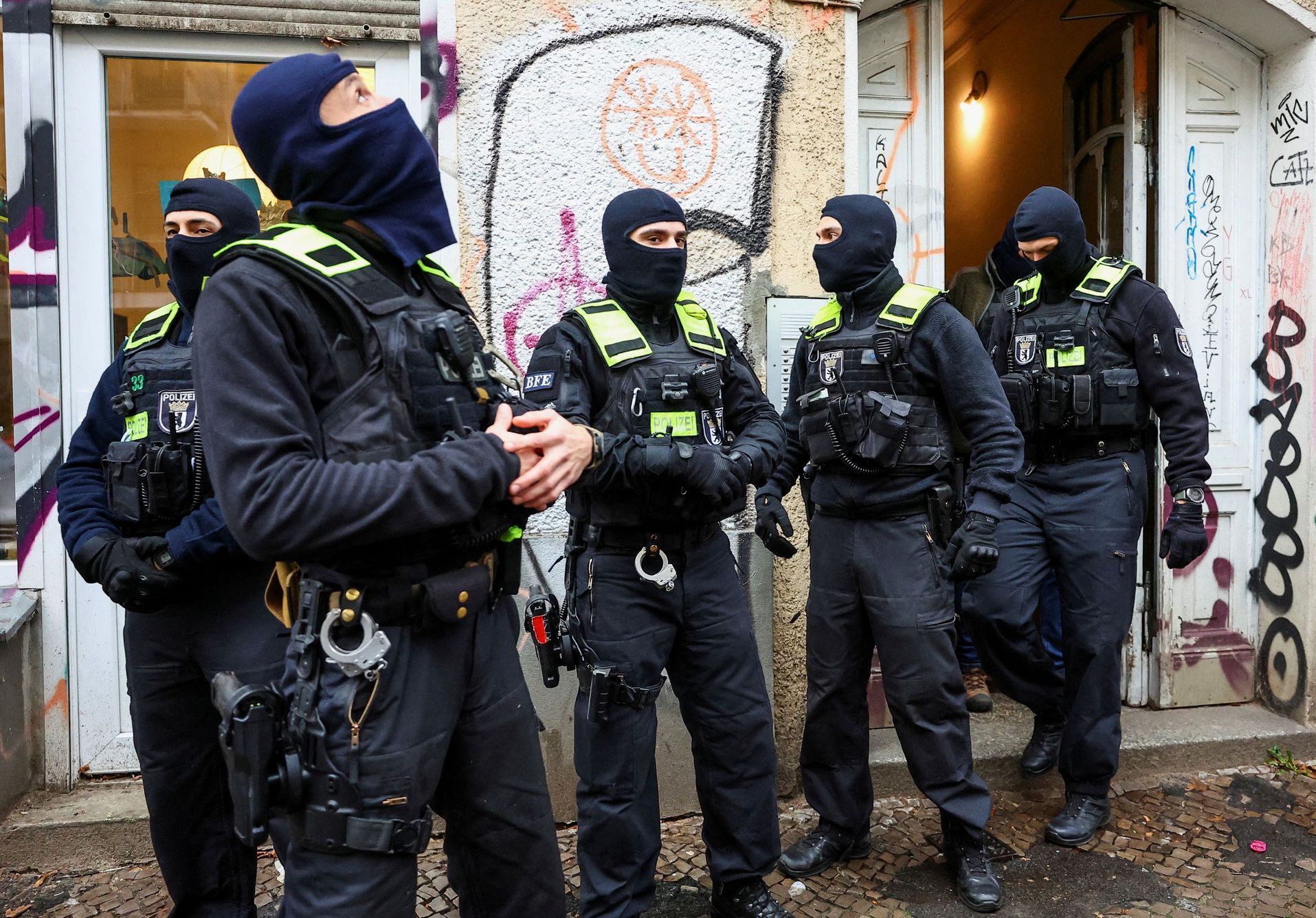 Němečtí policisté při razii proti stoupencům Hamásu v Berlíně.