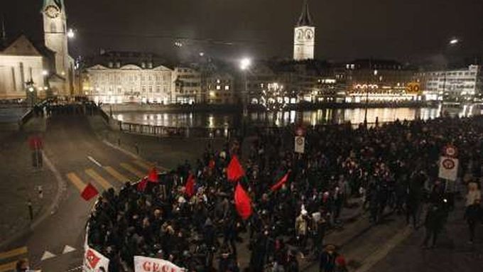 Proti výsledkům referenda demonstrovaly v Bernu tisíce osob