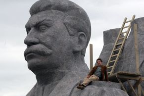 Fotky: Komu chybí? "Odstřel" Stalinova pomníku v Praze po 54 letech sledovali filmaři i pamětníci