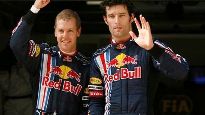 Red Bull má důvod k radosti - Sebastien Vettel vyhrál kvalifikaci, vpravo jeho kolega a třetí Mark Webber