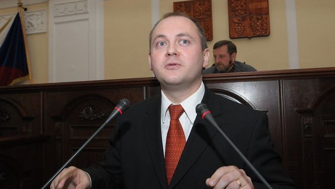 Hejtman Michal Hašek vede kraje ke zrušení poplatků.