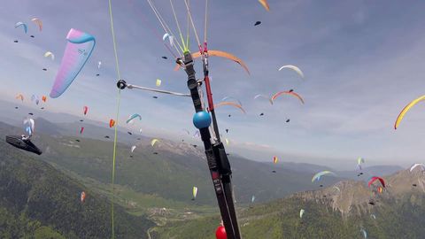 Když z nebe prší paraglidisté. Jediný Čech na světovém poháru zabodoval