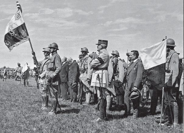 Červen 1918. Stráž praporu 21. střeleckého pluku čs. autonomní armády při slavnostním nástupu ve francouzském Darney | Foto: Vojenský historický ústav