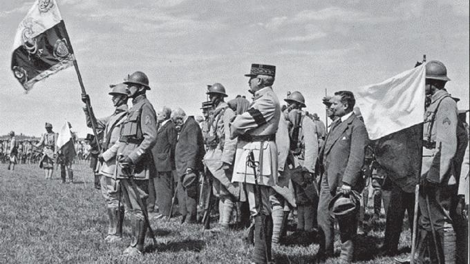 Červen 1918. Stráž praporu 21. střeleckého pluku čs. autonomní armády při slavnostním nástupu ve francouzském Darney