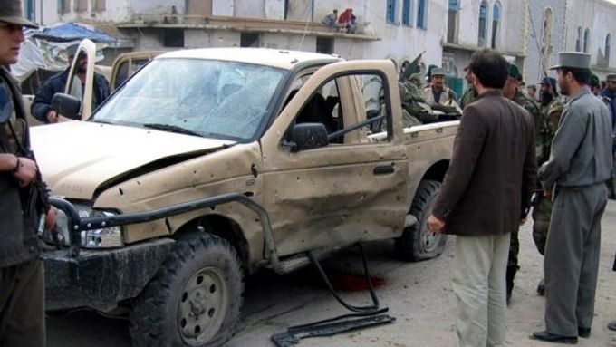 Sebevražedný útočník dnes v Kandaháru skočil před auto afghánské armády a odpálil nálož na svém těle. Zabil tři vojáky a dva civilisty, dalších patnáct lidích zůstalo zraněných