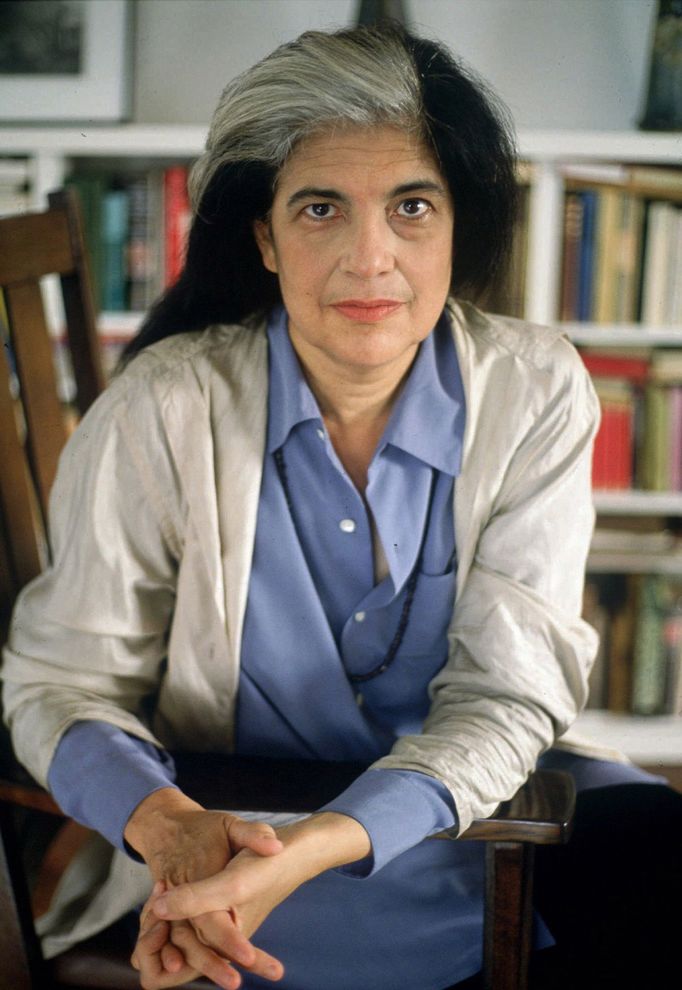 Susan Sontagová ve svém newyorském bytě, 1992.