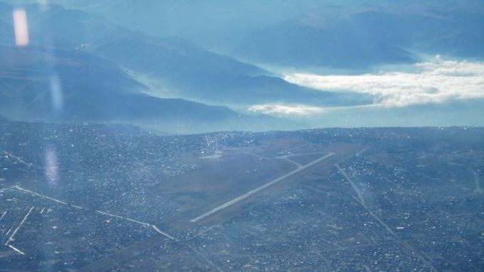 Nejvýše položeným letištěm obsluhujícím hlavní město a zřejmě i nejvýše položeným mezinárodním letištěm je El Alto v Bolívii ve výšce 4061,5 metru.