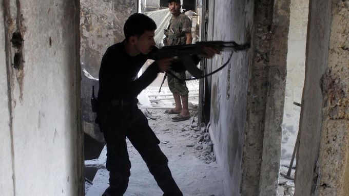 Bojovník Syrské svobodné armády v Aleppu.