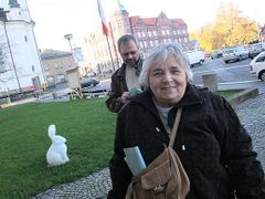 Žena z Nového Boru se především obává, jak dopadne sklárna Crystalex. Pracují tam její příbuzní a hlavně proto šla v sobotu ráno k volbám. Věří, že kraj by mohl přispět k tomu, aby sklárna přežila současnou krizi.