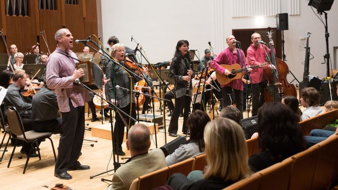 V Sukově síni bývá na koncertech pardubické filharmonie bouřlivá atmosféra. Jako třeba při vystoupení s folk-folklorní pardubickou skupinou Trdlo.