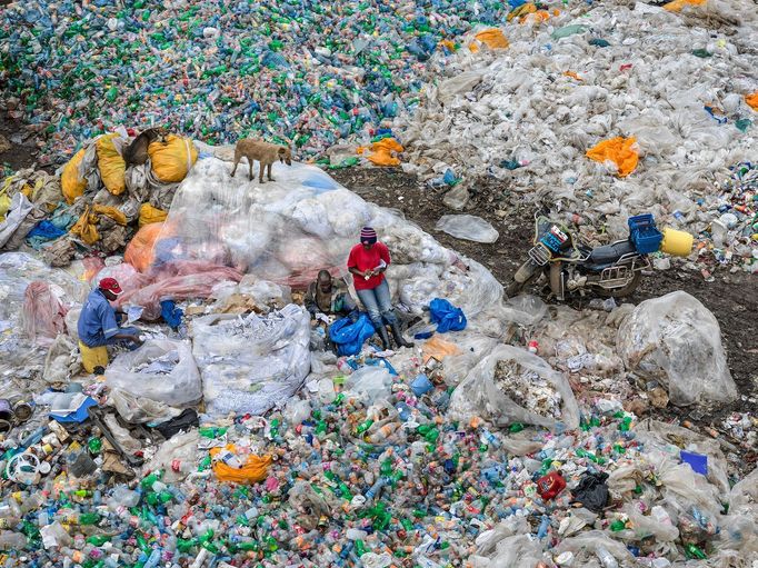 !!! NEPOUŽÍVAT OPAKOVANĚ!!! Edward Burtynsky: Anthropocene (Snímky z výstavy v pražském centru CAMP)