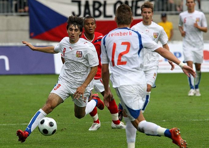 Česko - Anglie při utkání Mistrovství Evropy ve fotbale do 19 let v Jablonci nad Nisou. Martin Zeman (4, Česko) u míče.