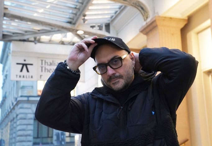 Kirill Serebrennikov tento týden před vchodem do hamburského divadla Thalia Theater.