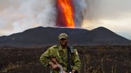 VIRUNGA. Druhým dokumentem nominovaným na Oscara je snímek o jednom z mála míst na světě, kde žijí poslední stovky horských goril. Park se ovšem nachází nedaleko protivládních povstaleckých základen, a navíc v zóně, kde hodlá britská firma těžit ropu. Když povstalci zahájí ofenzivu, ocitá se pod palbou nejen vše, co se neohrožená skupina strážců parku pokouší chránit, ale také filmový štáb.