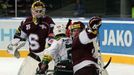 Hokejisté klubu HC Sparta Praha Marek Schwarz (vlevo) a Petr Ton brání Jana Košťála v prvním kole hokejové Tipsport extraligy 2012/13 s Energií Karlovy Vary.