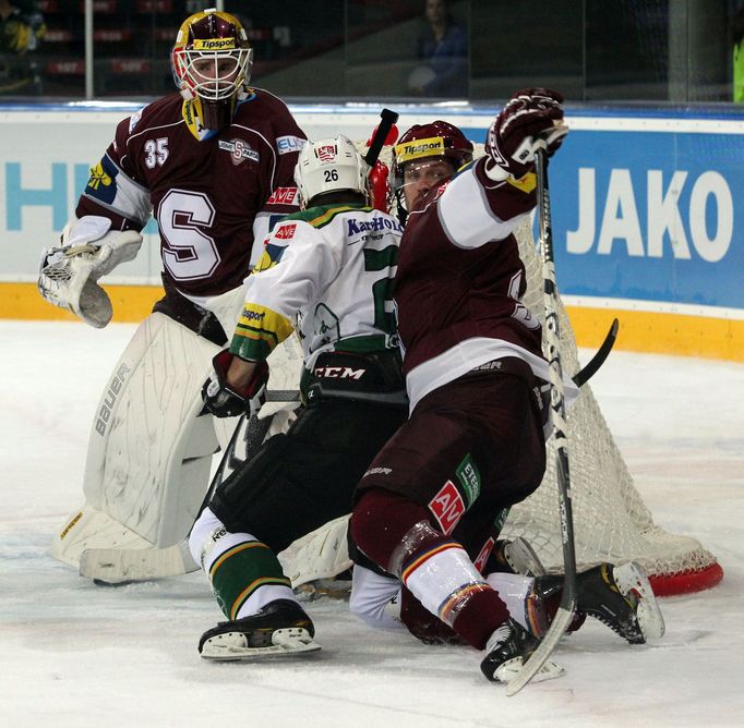 Hokejisté klubu HC Sparta Praha Marek Schwarz (vlevo) a Petr Ton brání Jana Košťála v prvním kole hokejové Tipsport extraligy 2012/13 s Energií Karlovy Vary.