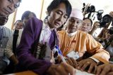Su Ťij se po příchodu do parlamentu zapisuje do registračních listin.