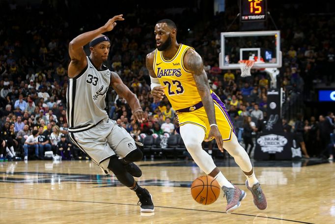 NBA 2018/19: San Antonio - Los Angeles Lakers: Hostující LeBron James proti Dantemu Cunninghamovi