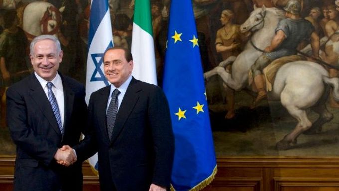 Benjamin Netanjahu (vlevo) a Silvio Berlusconi v Římě.
