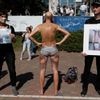 Bělorusko protest násilí demonstrace modřiny