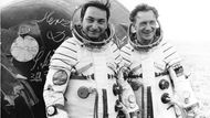 Jähn (vpravo) a Bykovskij po přistání Sojuzu 31 zpět na Zemi.