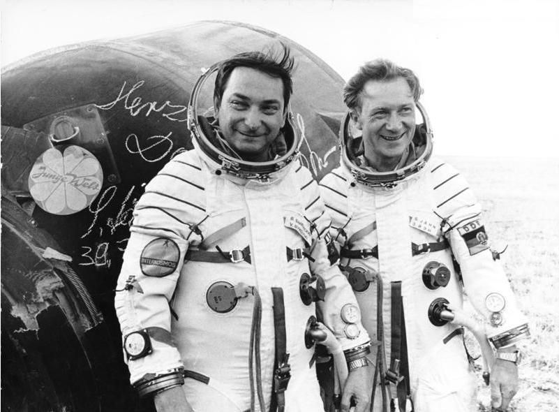 Jähn (vpravo) a Bykovskij po přistání Sojuzu 31 zpět na Zemi.