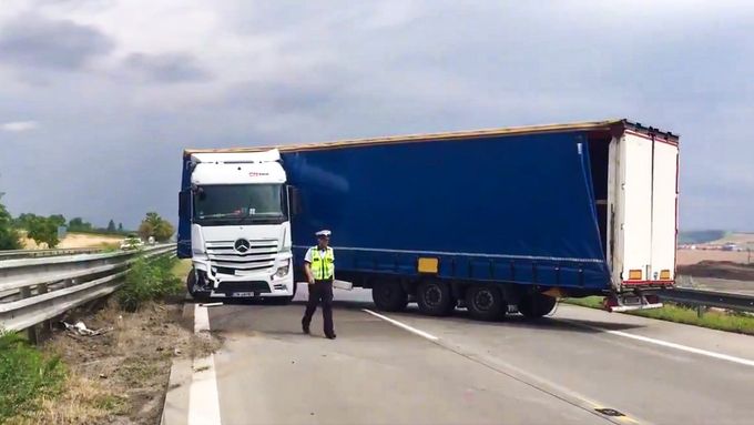 "Zlomený" kamion zablokoval dálnici D1 na Vyškovsku.