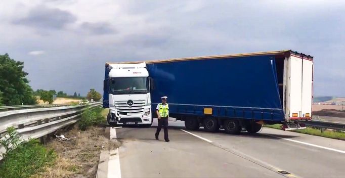 "Zlomený" kamion zablokoval dálnici D1 na Vyškovsku.