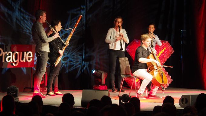 Jak vnímáme klasickou hudbu, když zmizí bariéry mezi publikem a hráči jako při domácích koncertech? Violoncellista Tomáš Jamník na TEDxPrague 2017.