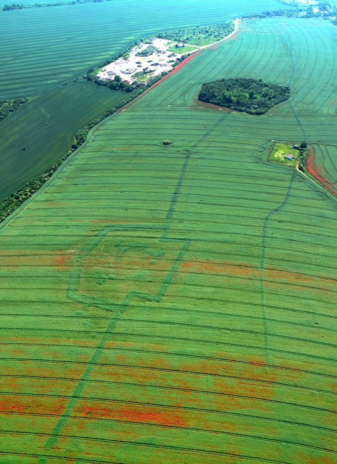 Opevněné předpolí bastionové pevnosti Terezín na severním břehu Labe s jedním zcela zaniklým a jedním dodnes zachovalým dělostřeleckým fortem v Třebouticích (Litoměřice).