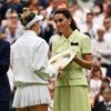 Markéta Vondroušová přebírá od Catheriny, princezny z Walesu, trofej pro vítězku Wimbledonu 2023