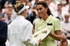 Markéta Vondroušová přebírá od Catheriny, princezny z Walesu, trofej pro vítězku Wimbledonu 2023
