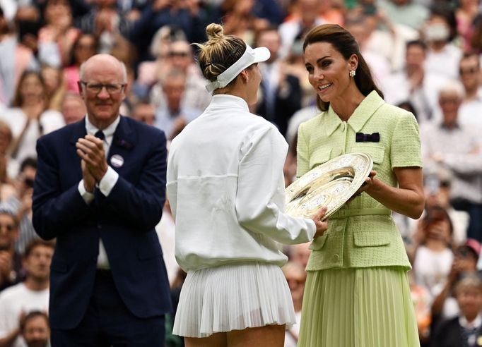 Markéta Vondroušová přebírá od Kate, princezny z Walesu, trofej pro vítězku Wimbledonu 2023