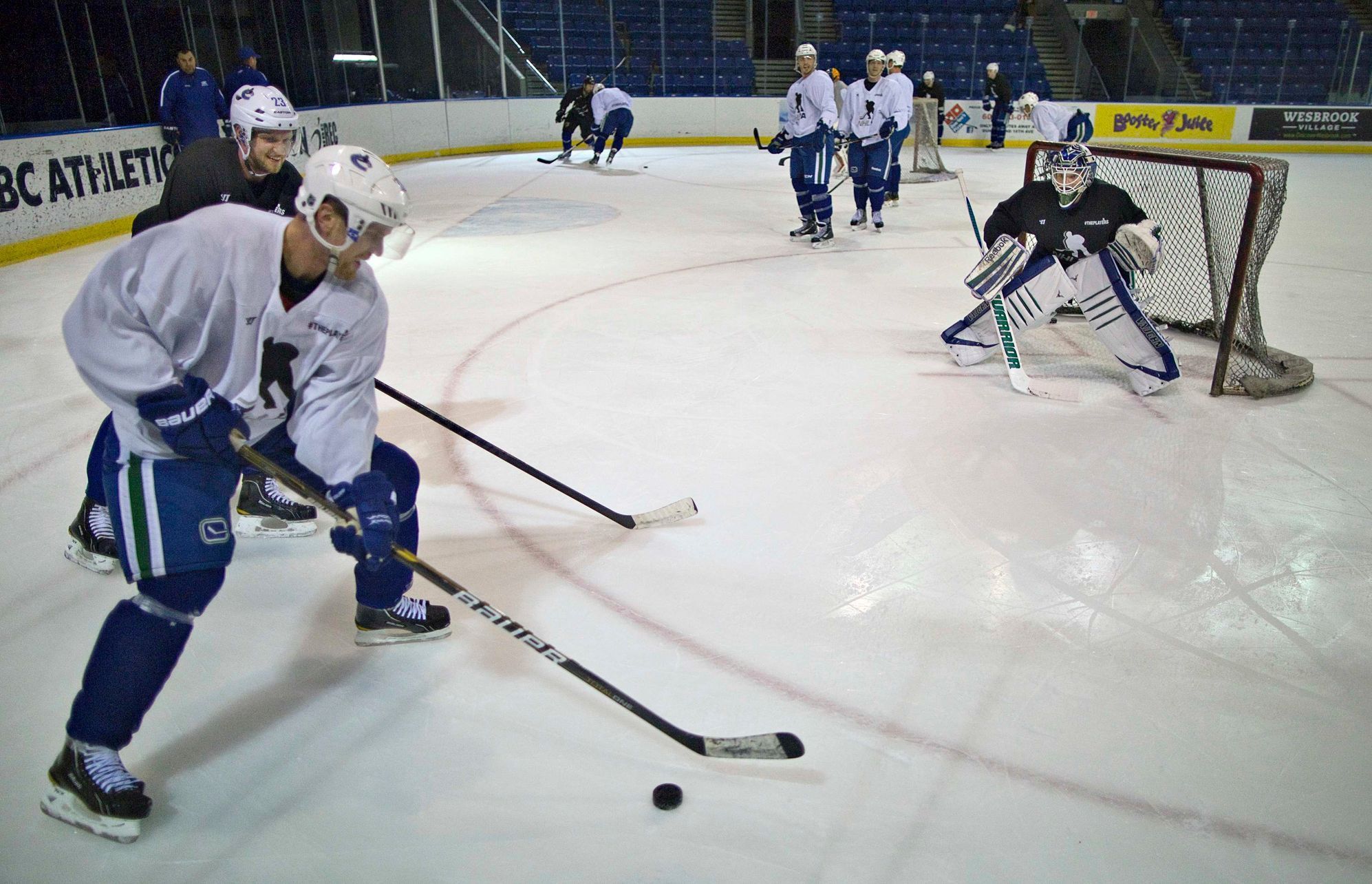 Před startem NHL: trénink hokejistů Vancouveru