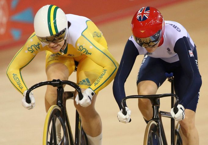 Austrálská dráhová cyklistka Anna Mearesová (vlevo) si jede pro vítězství nad Britkou Victorií Pendletnovou na OH 2012 v Londýně.