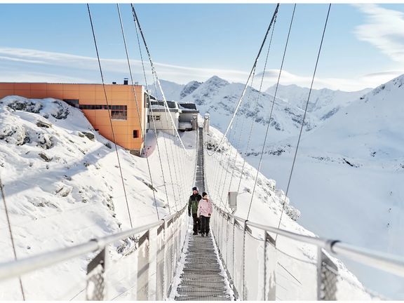 K návštěvě láká nejvyšší visutý most v Evropě, který se nachází na Stubnerkogelu ve výšce 2 300 metrů a z jednoho konce na druhý měří 140 metrů.