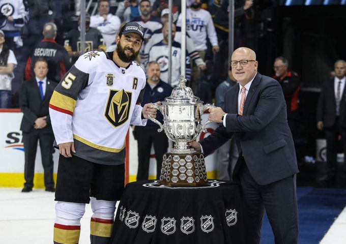 Deryk Engelland přebírá trofej pro vítěze Západní konference NHL