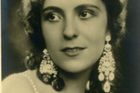 Jarmila Novotná se narodila 23. září 1907 v Praze na Vinohradech v rodině krejčího. Od roku 1923 studovala operní zpěv u hvězdné pěvkyně Emy Destinnové, přezdívané "Božská Ema". Obě se v jisté době ocitnou na bankovce.